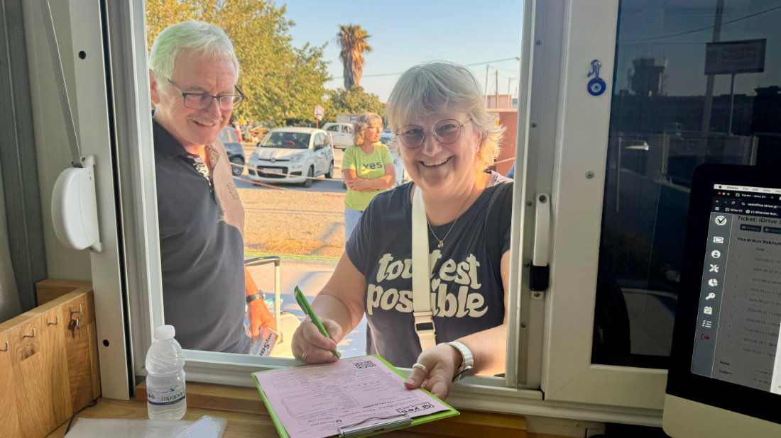 gluckliche-yes-gaesten-am-samos-flughafen